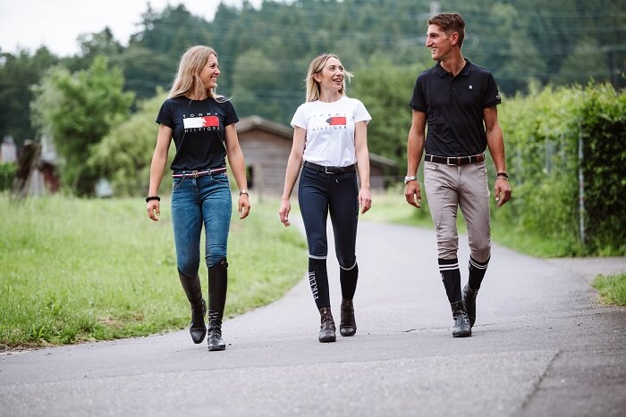 Weihnachtsgeschenk-Freunde Drei Reiter laufen die Straße entlang