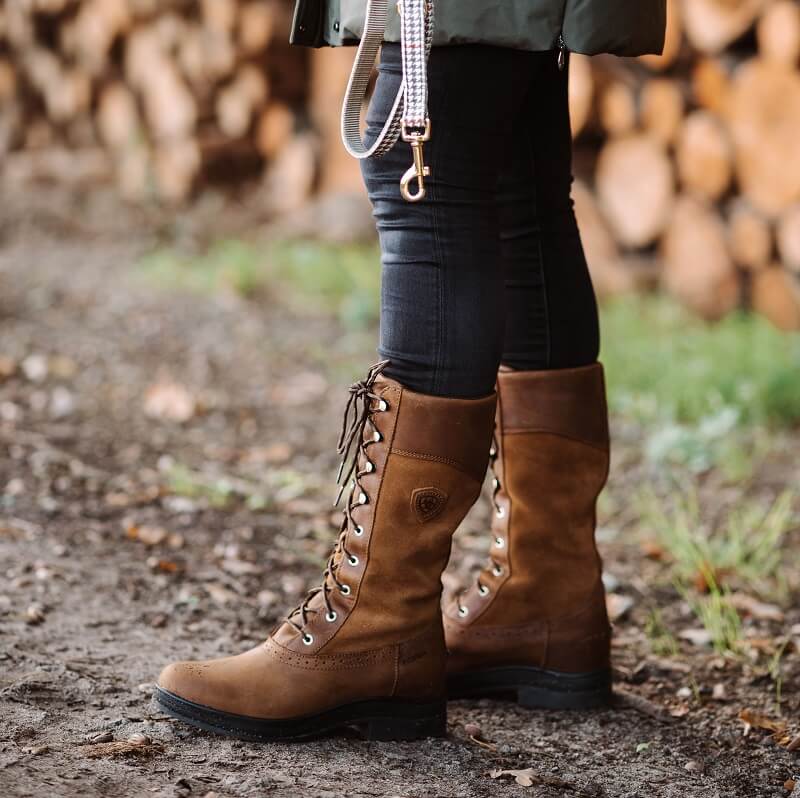 Frau trägt Stiefel