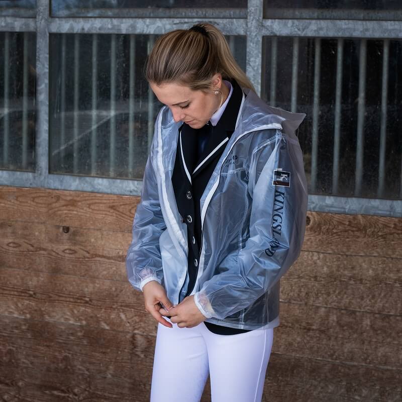 Regenjacke Kingsland Reiterin zieht sich Regenjacke an