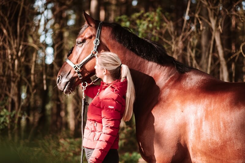 Frau mit Pferd