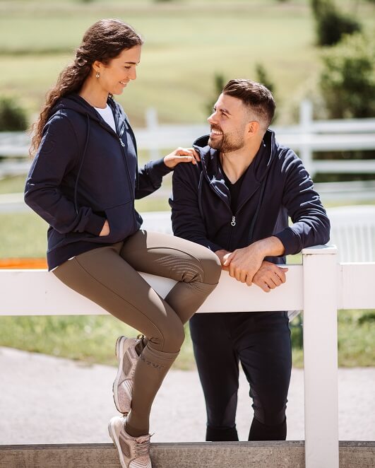 Frau und Mann unterhalten sich