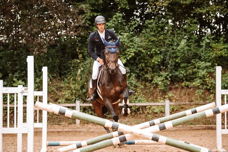 Reitabzeichen 5 Mann reitet In-Out an