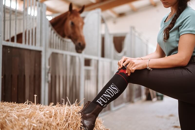 Frau mit Reitsocken FUNDIS