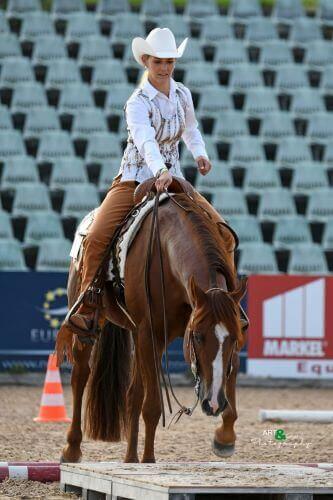 Frau beim Westernreiten