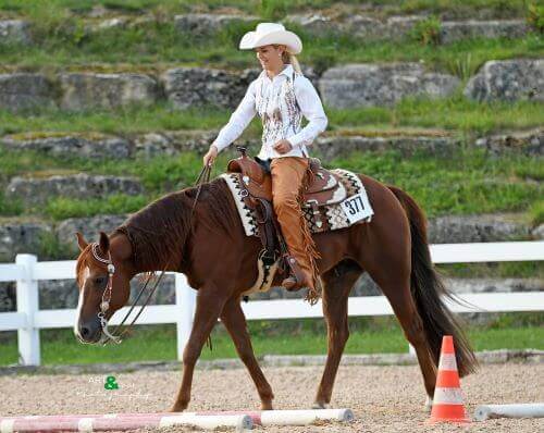 Frau reitet Western