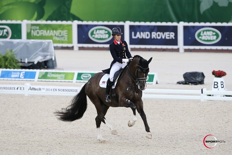 Charlotte Dujardin Reiterin reitet Dressur auf dem Turnier