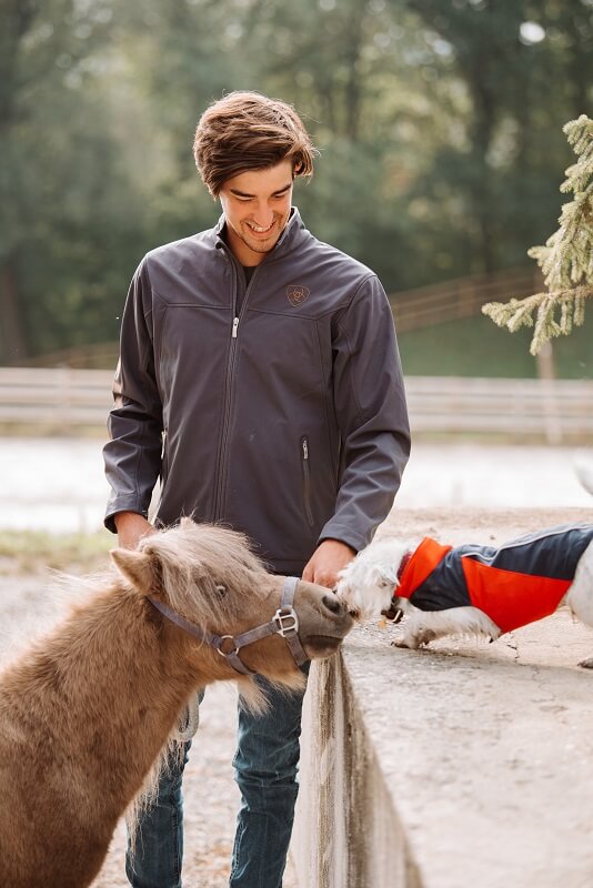 Hund im Stall Mann mit Pony und Hund