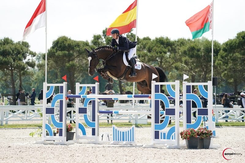 Christopher Kläsener Springreiten Christopher Kläsener über Sprung am Turnier