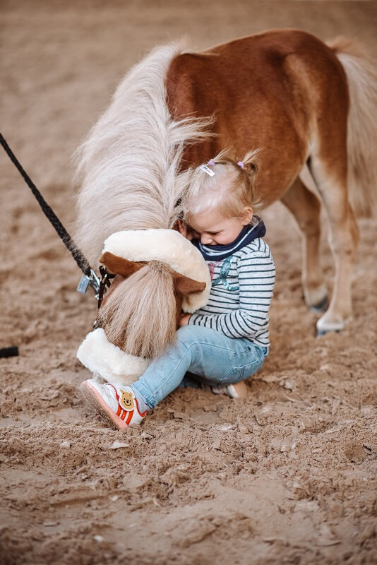 Kind-kuschelt-mit-Pony