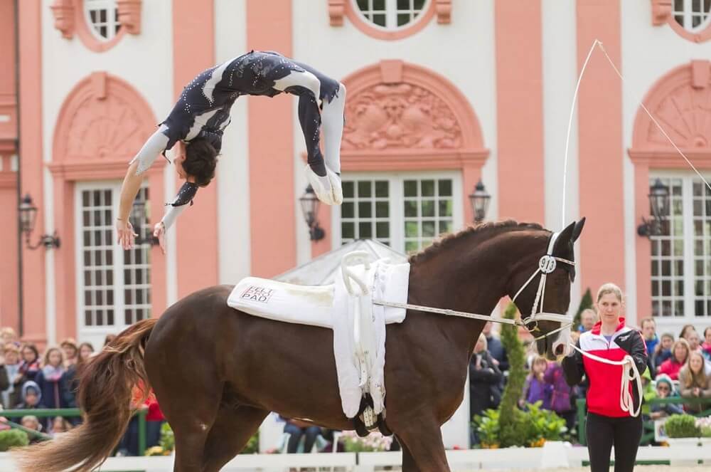 Sprung vom Pferd beim Voltigieren