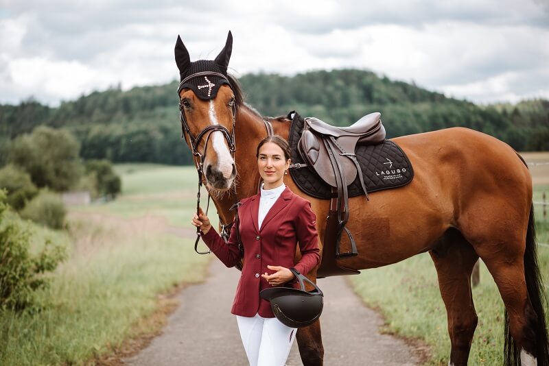 Reiterin mit Pferd im Turnieroutfit