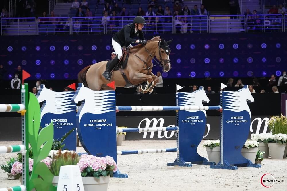 Henrik von Eckermann über einem Sprung im Parcours