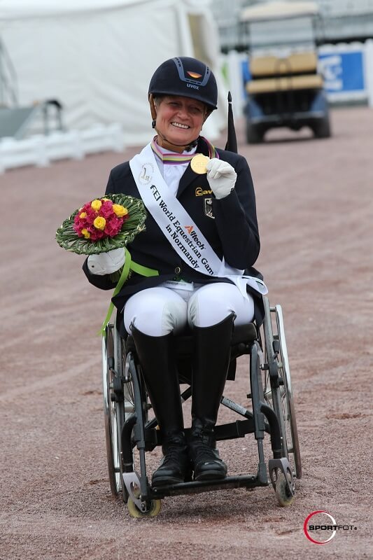 Para-Reiterin Hannelore Brenner im Rollstuhl mit einer Goldmedaille