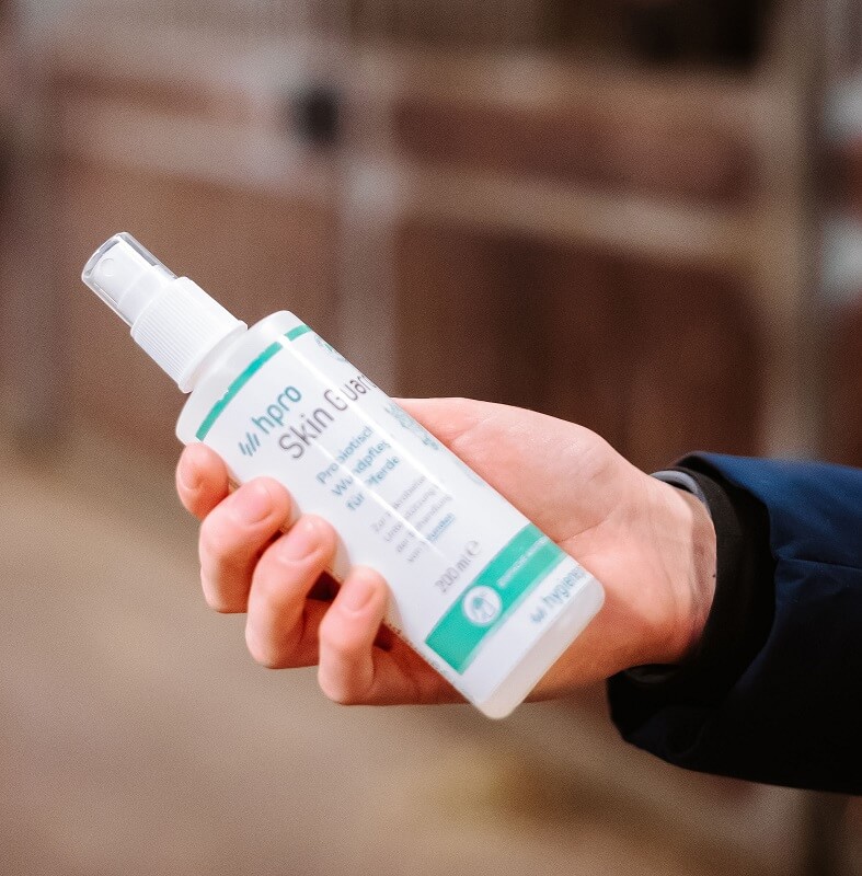 hpro-Skin-Guard-Wundpflege Mensch hält ein Spray in der Hand