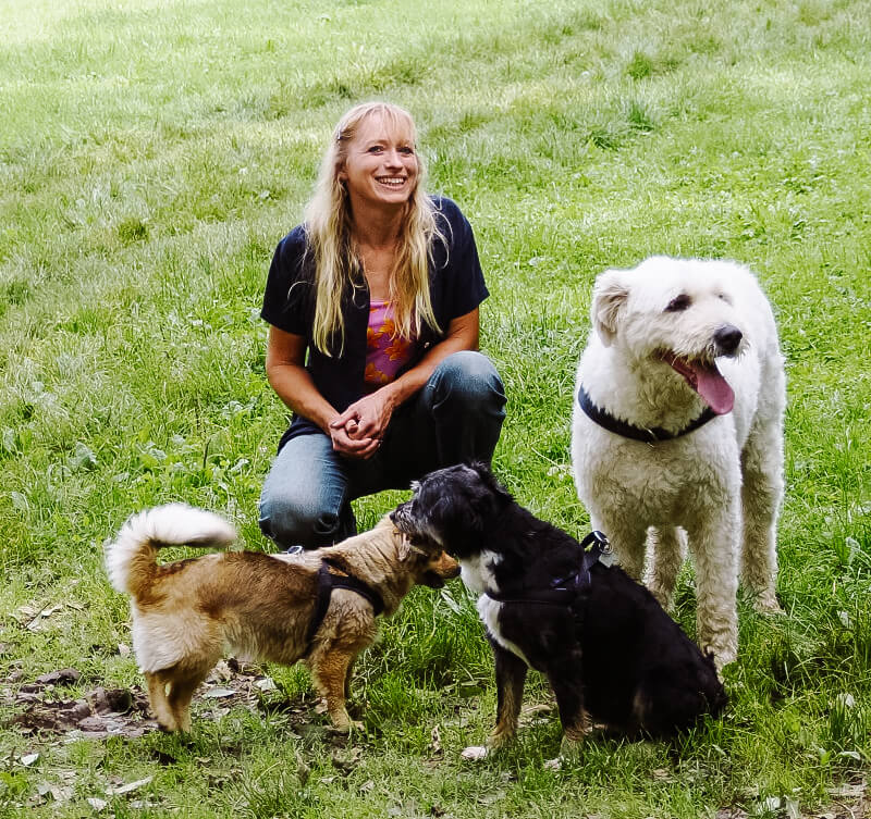 Kerstin Schneider mit drei Hunden