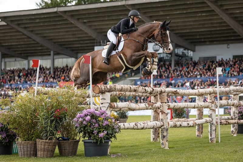 Reiterin springt über Hindernis beim Hamburger Derby