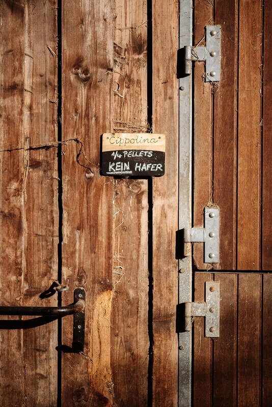 Holztür mit Namensschild