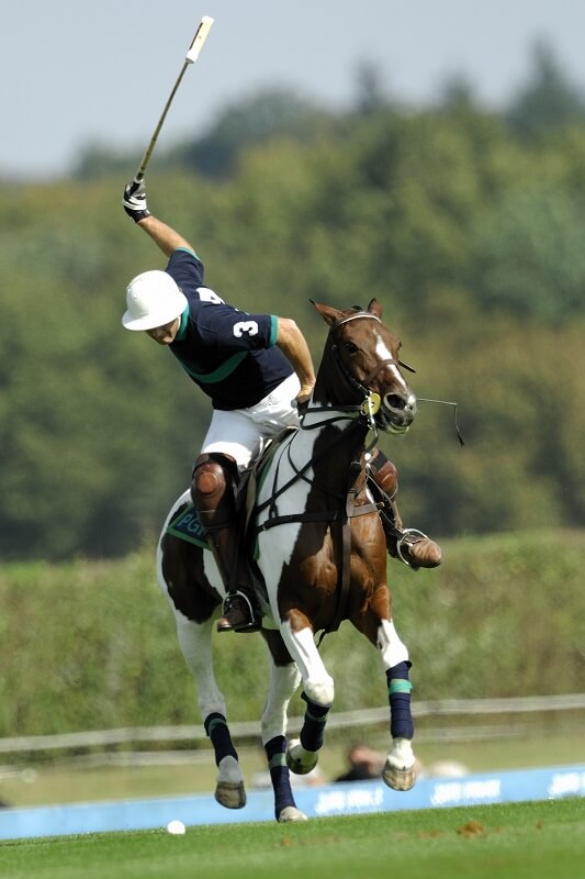 Polo-Spieler holt für den Schlag aus