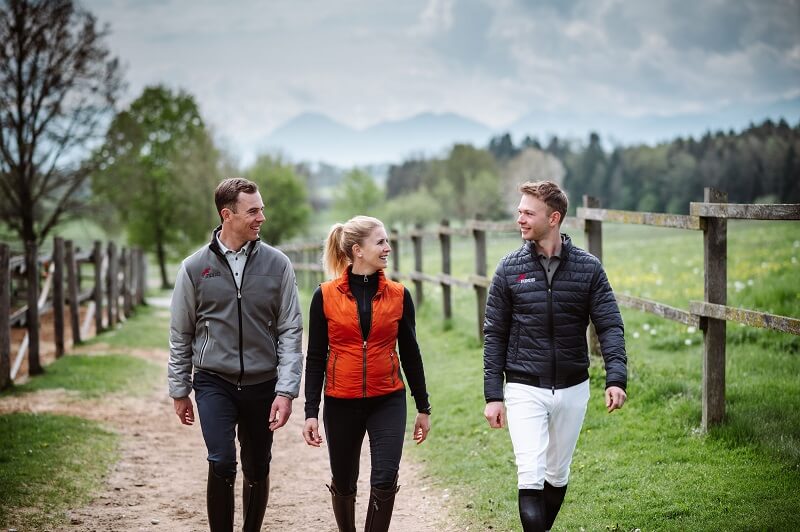 Benjamin, Jessica, Raphael Benjamin Werndl, Jessica von Bredow-Werndl und Raphael Netz laufen nebeneinander