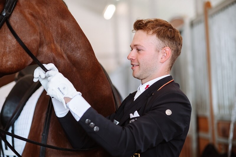 Turnierreiter Raphael Netz trenst Pferd